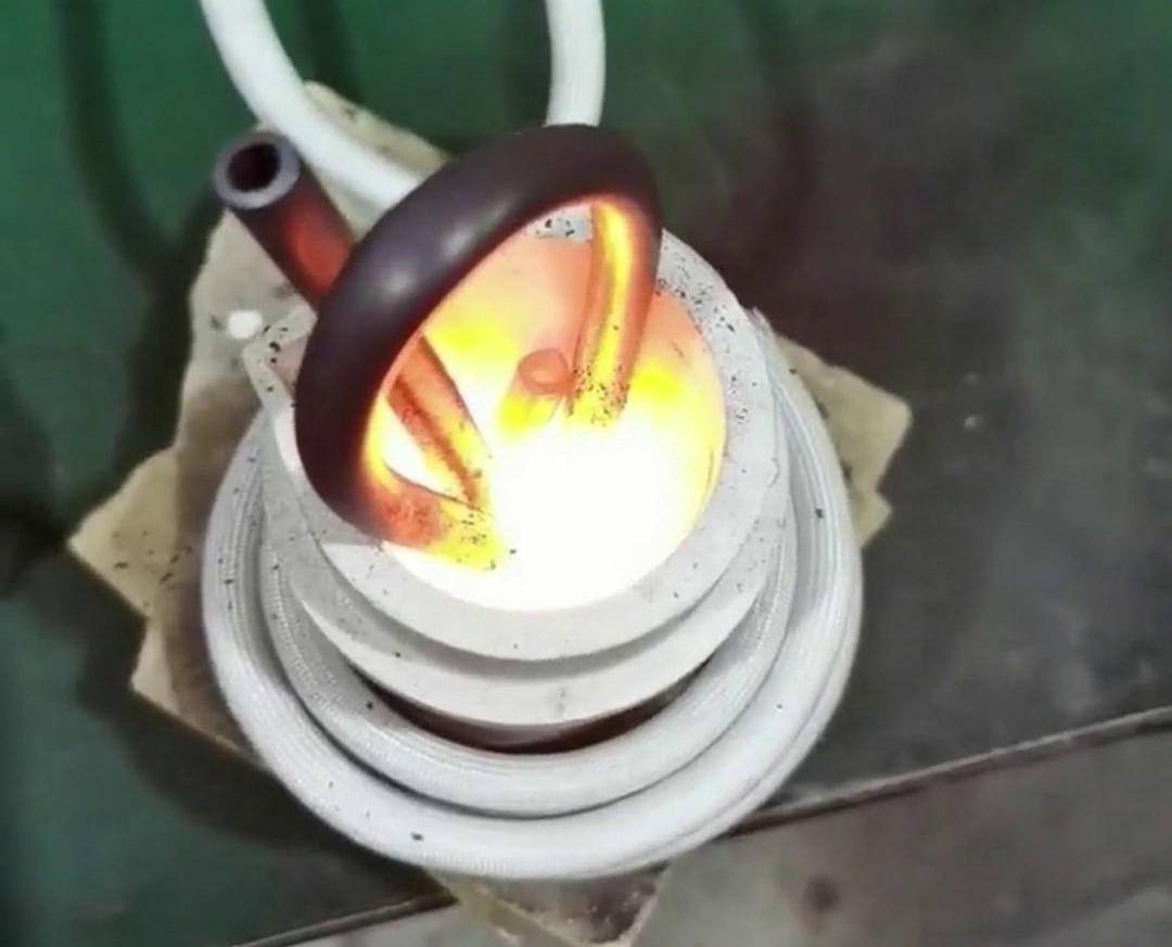 小型高频熔炼炉以其高效、精确、环保的特性成为诸多领域进行金属熔炼的优选设备