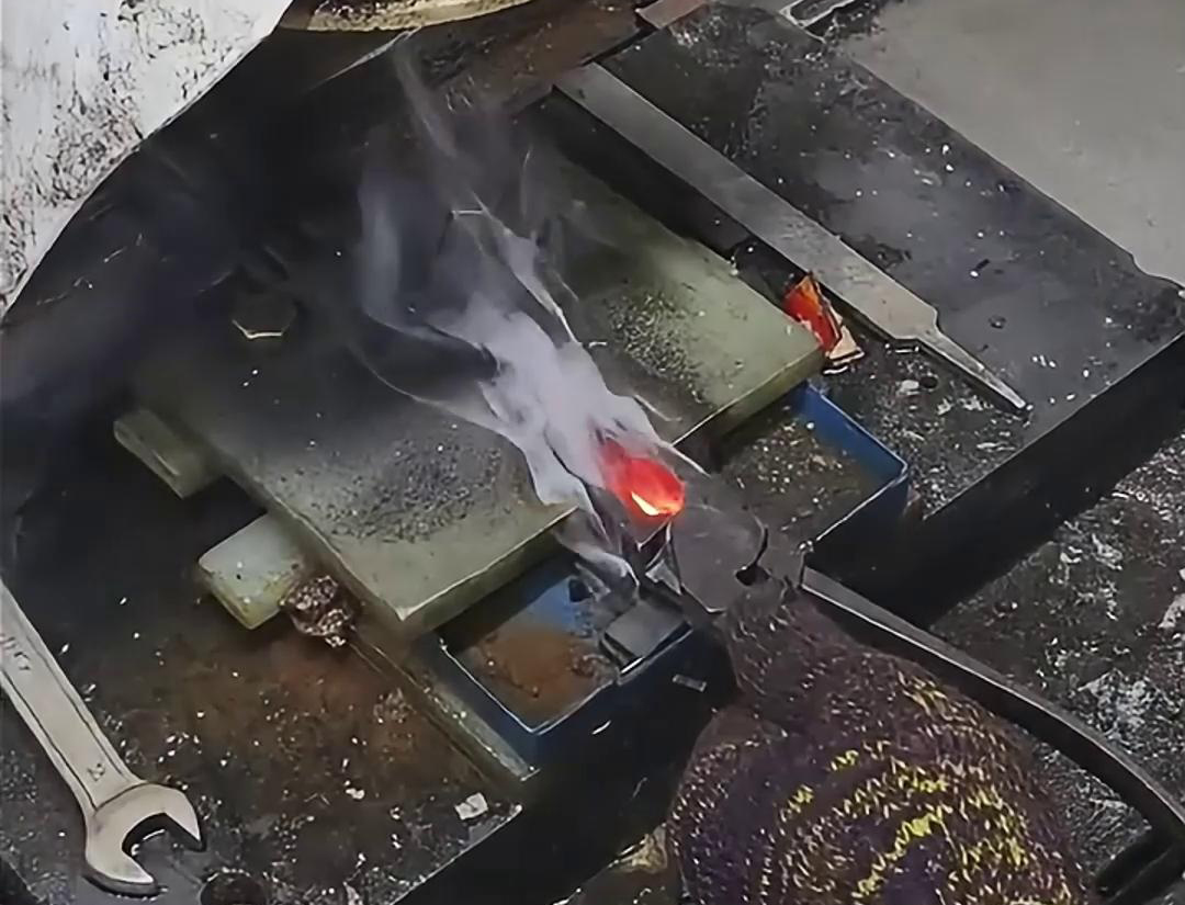 老虎钳口淬火就是使用高频淬火机快速加热，并在短时间内将其冷却