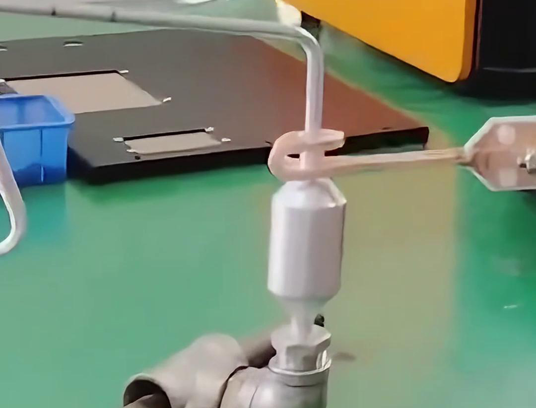 铝管铝储液器正在进行钎焊，用的是手持式高频午夜影院污视频焊机