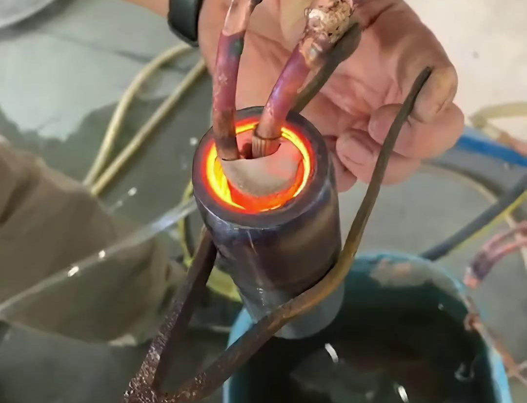 午夜福利久久高频淬火机：汽配配件内孔热处理的自动化解决方案(图1)